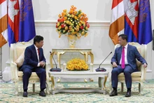 Đại sứ Nguyễn Huy Tăng (trái) chào từ biệt Thủ tướng Campuchia Samdech Moha Borvor Thipadei Hun Manet. 