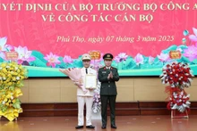 Lãnh đạo Công an tỉnh Phú Thọ trao Quyết định và tặng hoa chúc mừng Thượng tá Bùi Quang Khoa.