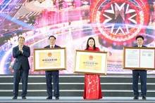 Đồng chí Lê Hải Bình, Thứ trưởng Văn hóa, Thể thao và Du lịch trao các quyết định công nhận 3 Bảo vật quốc gia và 2 Di tích cấp quốc gia cho tỉnh Hà Nam.