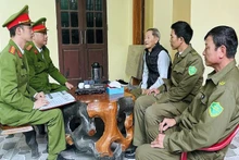 Công an phường Thanh Tuyền, thành phố Phủ Lý tuyên truyền nhân dân tham gia tố giác tội phạm.