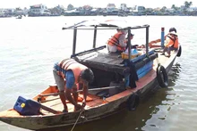 Từ khi phà vỏ thép bị hư hỏng, người dân qua sông bằng ghe máy, tiềm ẩn nguy cơ mất an toàn giao thông. (Ảnh N.Q)