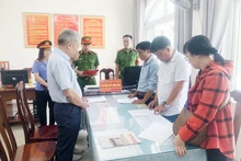 Cơ quan điều tra tống đạt quyết định khởi tố bị can, bắt tạm giam các đối tượng.
