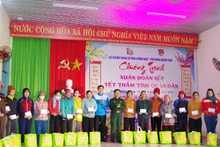 Trao quà Tết tặng gia đình chính sách, hộ nghèo tại huyện Nam Giang, Quảng Nam.