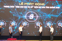 Các đồng chí lãnh đạo tỉnh Quảng Nam thực hiện nghi thức phát động phong trào “Bình dân học vụ số”. 