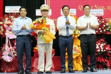 Lãnh đạo chủ chốt tỉnh Quảng Nam tặng hoa chúc mừng Đại tá Nguyễn Hữu Hợp.