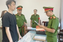Cơ quan Cảnh sát điều tra Công an tỉnh Quảng Nam thi hành các quyết định đối với ông Chong Fu Kit.