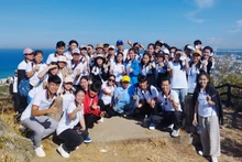Các em lưu học sinh Lào học tại Trường Đại học Quảng Nam đi tìm hiểu thực tế.