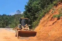 Khắc phục sạt lở trên tuyến ĐT606, đoạn qua xã Tr’Hy, huyện Tây Giang (Quảng Nam).