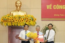 Bí thư Tỉnh ủy Lương Nguyễn Minh Triết (bìa phải) và Phó Bí thư Tỉnh ủy, Chủ tịch Ủy ban nhân dân tỉnh Lê Văn Dũng (bìa trái) trao quyết định và tặng hoa chúc mừng đồng chí Nguyễn Đức Dũng giữ chức Phó Bí thư Thường trực Tỉnh ủy Quảng Nam.