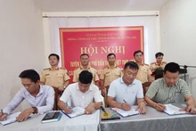Chủ doanh nghiệp vận tải trên địa bàn tỉnh Quảng Nam ký cam kết thực hiện các quy định của pháp luật về trật tự an toàn giao thông đường bộ.