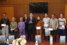 Phó Chủ tịch Quốc hội Nguyễn Đức Hải trao quà Tết tặng các hộ hoàn cảnh khó khăn ở xã Tam Xuân 1, huyện Núi Thành (Quảng Nam).