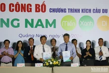 Đại diện Ủy ban nhân dân tỉnh Quảng Nam và Tổng Công ty Đường sắt Việt Nam ký kết hợp tác phát triển du lịch-đường sắt.