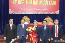 Các đồng chí lãnh đạo tỉnh Quảng Nam tặng hoa chúc mừng đồng chí Nguyễn Đức Dũng, Phó Bí thư Thường trực Tỉnh ủy, Chủ tịch Hội đồng nhân dân tỉnh nhiệm kỳ 2021-2026. 