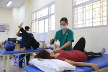 Trung tâm Phục hồi chức năng vật lý trị liệu và tâm lý trị liệu sau nhiễm Covid-19 (Bệnh viện Lê Văn Thịnh, Thành phố Hồ Chí Minh) chữa trị cho bệnh nhân. Ảnh: Nhật Thịnh