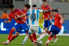 Messi trong vòng vây đội bạn tại Copa America 2024. (Ảnh: Getty)
