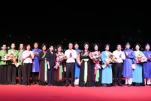 Lãnh đạo tỉnh Bắc Ninh tặng hoa các nghệ sĩ tham gia Chương trình.