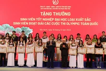 Đại tướng Phạm Văn Trà tặng thưởng và chụp ảnh lưu niệm với các sinh viên có thành tích xuất sắc tại buổi tọa đàm "Bắc Ninh - Khát vọng bay cao"