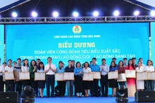 Các đoàn viên Công đoàn tiêu biểu xuất sắc trong phong trào thi đua “Lao động giỏi, lao động sáng tạo” năm 2023 đón nhận bằng khen của Ủy ban nhân dân tỉnh.