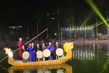 Hát Quan họ trên thuyền là chương trình được người dân Bắc Ninh đón chờ mỗi dịp kỷ niệm các ngày lễ lớn. 