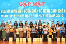 Nhiều phần quà ý nghĩa đã được gửi tặng các nữ đoàn viên công đoàn dịp này.