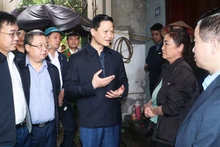 Lãnh đạo tỉnh và thành phố Bắc Ninh thăm hỏi, động viên người dân sinh sống tại khu vực bị sụt lún, sạt lở.