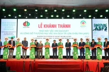 Phó Chủ tịch Quốc hội Lê Minh Hoan cùng các đại biểu cắt băng khánh thành nhà máy.