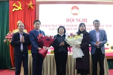 Lãnh đạo tỉnh Bắc Ninh tặng hoa chúc mừng các đại biểu vừa được hội nghị hiệp thương để kiện toàn công tác cán bộ tại Ủy ban Mặt trận Tổ quốc Việt Nam tỉnh.