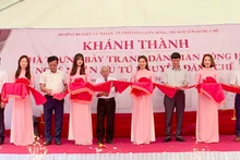 Cắt băng khánh thành nhà trưng bày tranh dân gian Đông Hồ Nghệ nhân ưu tú Nguyễn Đăng Chế.