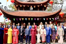 Phó Chủ tịch nước Võ Thị Ánh Xuân và các đại biểu chụp ảnh lưu niệm tại quần thể di tích lịch sử quốc gia đền, đình, chùa Đồng Kỵ.
