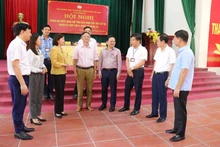 Các đại biểu Quốc hội tỉnh Bắc Ninh tiếp xúc cử tri tại xã Quảng Phú, huyện Lương Tài.