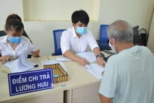 Một điểm chi trả lương hưu tại Hà Nội.