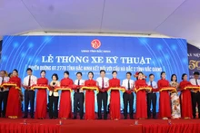 Lãnh đạo hai tỉnh Bắc Ninh, Bắc Giang cắt băng thông xe kỹ thuật tuyến đường ĐT 277B.