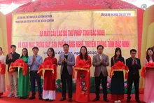 Các đại biểu cắt băng khai mạc trưng bày di sản văn hóa nghề thủ công truyền thống tỉnh.