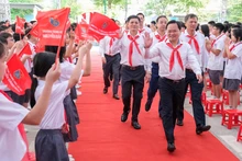 Đồng chí Nguyễn Anh Tuấn, Bí thư Tỉnh ủy Bắc Ninh dự lễ khai giảng với thầy và trò Trường Trung học cơ sở Nguyễn Đăng Đạo, thành phố Bắc Ninh.