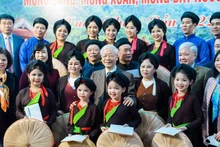 Tổng Bí thư Nguyễn Phú Trọng chụp ảnh kỷ niệm với các liền anh, liền chị quan họ.
