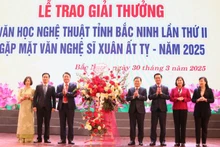 Các đồng chí lãnh đạo tỉnh Bắc Ninh tặng hoa chúc mừng Hội Văn học nghệ thuật tỉnh.