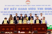 Đại diện Mặt trận Tổ quốc 7 quận, huyện của thành phố Hà Nội có Dự án đường Vành đai 4 đi qua, ký giao ước thi đua.