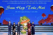 Phó Chủ tịch Quốc hội Nguyễn Thị Thanh tặng lẵng hoa chúc mừng 15 năm Dân ca Quan họ Bắc Ninh được UNESCO vinh danh.