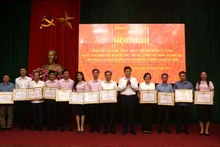 Ban Thường vụ Tỉnh ủy Hưng Yên tặng bằng khen cho các tập thể, cá nhân có thành tích xuất sắc trong thực hiện Chỉ thị số 40-CT/TW.
