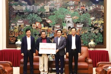 Báo Nhân Dân và đại diện Công ty cổ phần Văn hóa Đọc và Học Việt Nam-Sàn Văn hóa Học và Đọc Việt Nam (Hocdoc.vn) trao số tiền 300 triệu đồng thông qua Ủy ban Mặt trận Tổ quốc Việt Nam tỉnh Hưng Yên để cùng với tỉnh Hưng Yên chăm lo Tết cho các gia đình chính sách. 