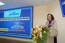Giáo sư, Tiến sĩ Lê Thị Hợp, Chủ tịch Hội Nữ trí thức Việt Nam phát biểu trong khuôn khổ Hội nghị.