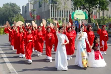 Đoàn phụ nữ quận Đống Đa diễu hành áo dài qua khu vực Lăng Chủ tịch Hồ Chí Minh.