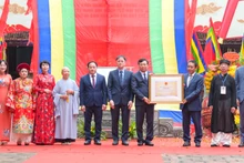 Thứ trưởng Văn hóa, Thể thao và Du lịch Hoàng Đạo Cương trao Quyết định ghi danh Di sản văn hóa phi vật thể quốc gia Lễ hội đền Hai Bà Trưng cho đại diện quận Hai Bà Trưng và các phường Đồng Nhân, Bạch Đằng.