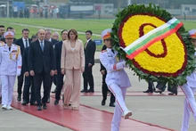 Tổng thống Bulgaria Rumen Radev và Phu nhân cùng các thành viên trong đoàn đến đặt hoa và vào Lăng viếng Chủ tịch Hồ Chí Minh. 