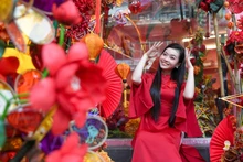 Phố Hàng Mã ngập tràn sắc đỏ, giới trẻ đổ xô đến "check in" trước thềm Tết Trung thu.