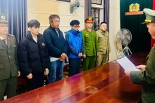 Cơ quan An ninh điều tra đọc lệnh khởi tố vụ án, khởi tố bị can bắt tạm giam 3 đối tượng liên quan vụ án.