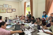 Giải ngân vốn tại điểm giao dịch xã Phú Hưng của Ngân hàng Chính sách xã hội thành phố Bến Tre. (Ảnh: HOÀNG TRUNG)