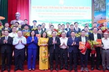 Nhà đầu tư cùng lãnh đạo chính quyền địa phương tại Hội nghị xúc tiến đầu tư tỉnh Bến Tre năm 2024. (Ảnh: HOÀNG TRUNG)