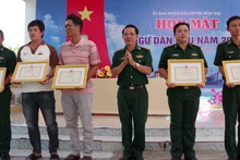Tập thể và cá nhân được khen thưởng với thành tích cứu hộ ngư dân trên biển. (Ảnh: HOÀNG TRUNG)