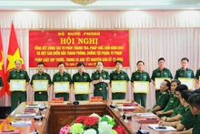Bộ Chỉ huy Bộ đội Biên phòng tỉnh Bến Tre khen thưởng tập thể, cá nhân triệt phá đường dây mua bán người trên biển. (Ảnh: HOÀNG TRUNG)